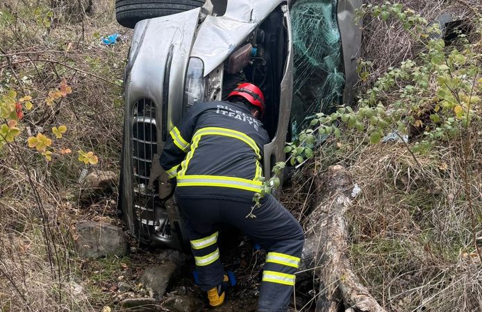 Uçurumdan yuvarlanan araçtan burnu bile kanamadan çıktı