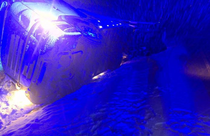 Yoğun kar yağışta kayan tır devrildi, sürücü yaralandı