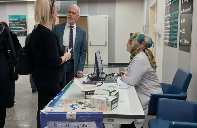 Sağlık Çalışanları Sahada: Kolorektal Kanser Farkındalığı İçin Stantlar Kuruldu