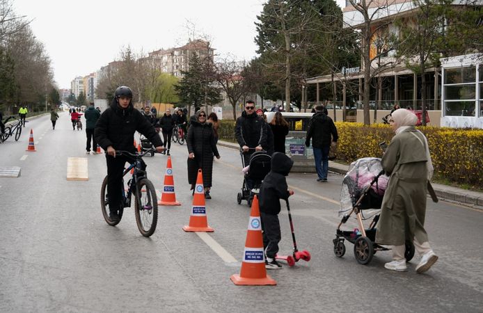 Arabasız Pazar'da Cadde ve Sokaklar Vatandaşlara Açıldı