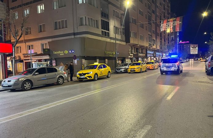 'Yan bakma' kavgasında bıçaklanan 1 kişi ağrı yaralandı