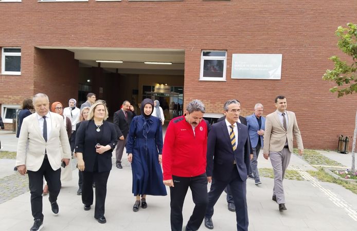 Eskişehir Gençlik ve Spor il Müdürü Hasan Kalın el sanatları ve resim çalışmaları Sergisine katıldı