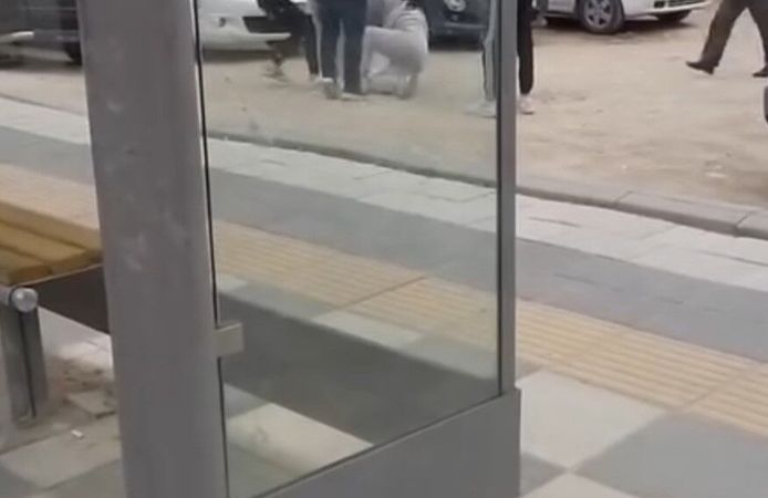 Kızların kavgasını ayıran vatandaşlara bıçakla saldırdı