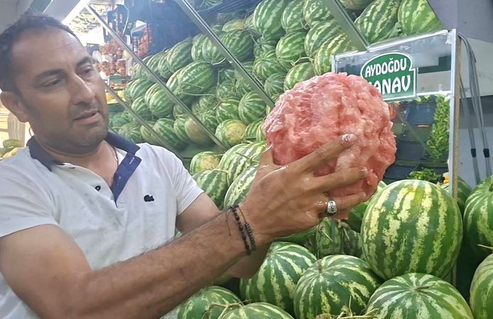 Manavın eliyle karpuz soyma videosu sosyal medyada viral oldu