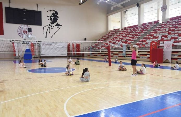 Şehit Anıl Gül Spor Salonu'nda GSB Spor Okulları Voleybol Çalışmaları Sürüyor