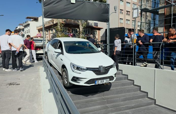 Otomobil marketin merdivenlerinde asılı kaldı