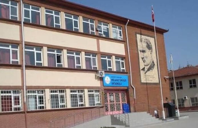 Melahat Ünügür Ortaokulu'nda bir öğrencinin arkadaşlarına makas çektiği iddiası ile ilgili açıklama