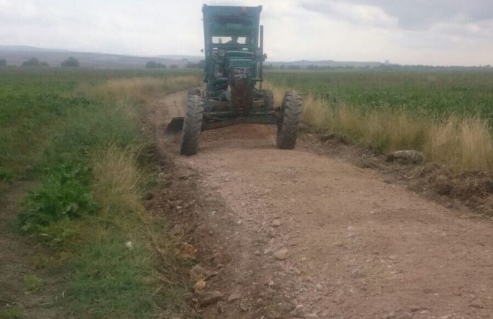 Çamur ve Su Birikintilerine Karşı Sahaya İndiler! İnönü’de Yollar İçin Seferberlik
