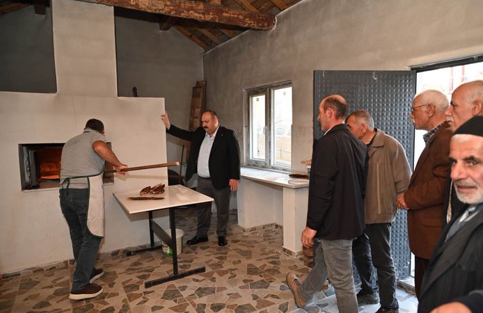 İnönü’de Yeni Fırın Ve Tandır Evi Hizmete Açıldı: İlk Pideler Başkan Hamamcı’ya İkram Edildi