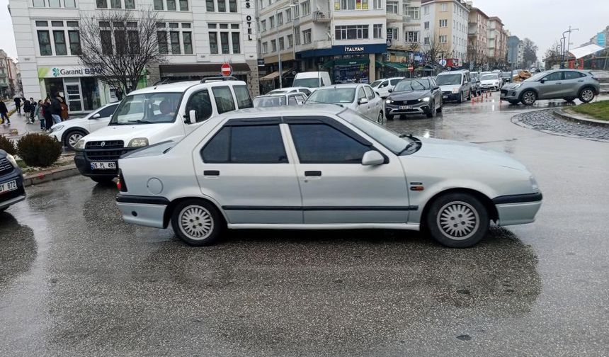 Her Yağmur sonrasında oldugu gibi kent merkezinde trafik sıkıştı ,metrelerce kuyruk oluştu