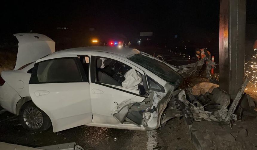 Eskişehir'de feci kaza: 190 kilometre hızla direğe çarpan otomobilin sürücüsü hayatını kaybetti (Video Haber)