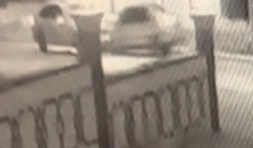 İki otomobilin kafa kafaya çarpıştığı kaza kamerada: 1 ölü, 5 yaralı