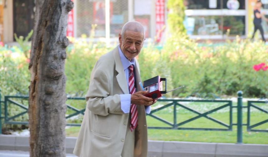 Elinde teyp ile sokak sokak gezerek müzik dinliyor