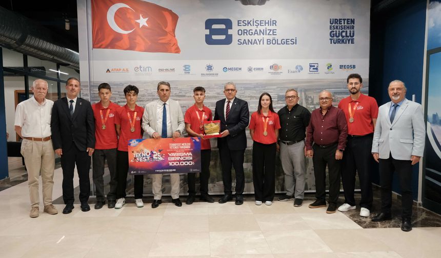 TEKNOFEST Birincileri Ödüllerini Başkan KÜPELİ ve Ekibine Takdim Etti