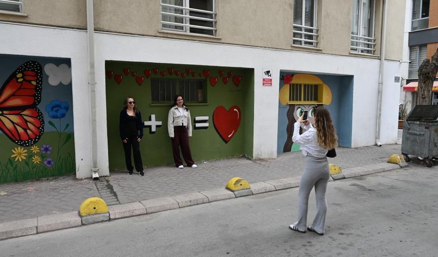 Duvar yazılarından bıkan yönetici çareyi sanatta buldu