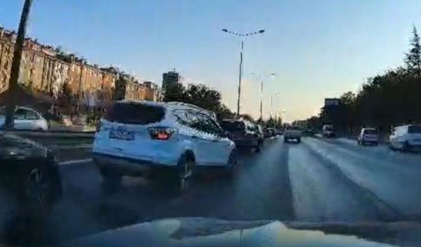 Kazadan dolayı yavaşlayan araca otomobilin arkadan çarpma anı kamerada