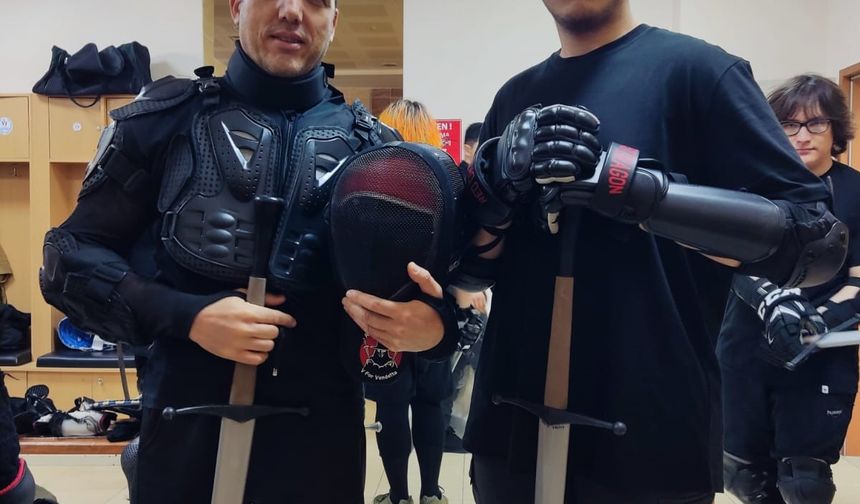 Video oyunu merakı baba-oğlu kılıç sporunda buluşturdu