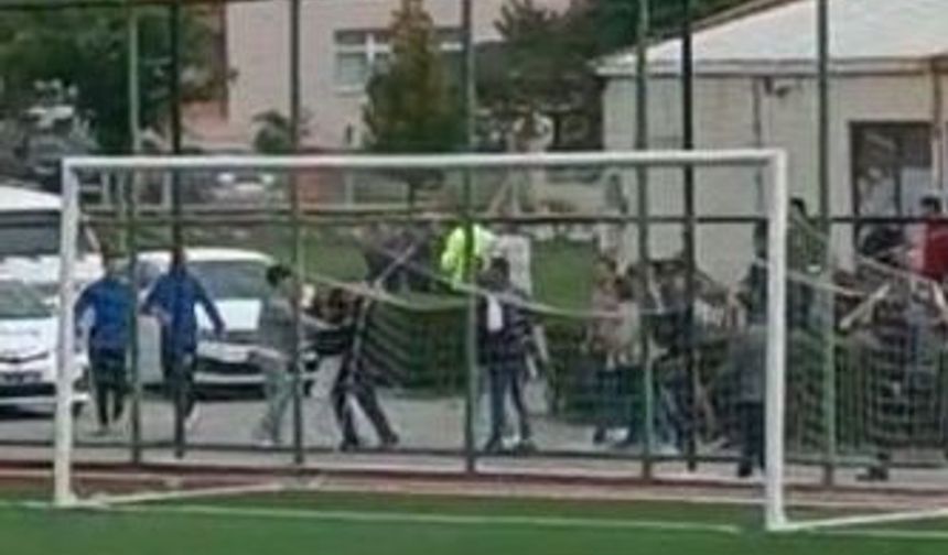 Amatör Futbolcunun bıçakla taraftarın üzerine yürüdüğü iddiası