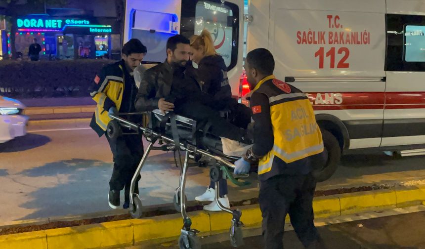 Kafe içinde bıçaklanan şahıs, sedye üzerinde telefonu elinden bırakmadı