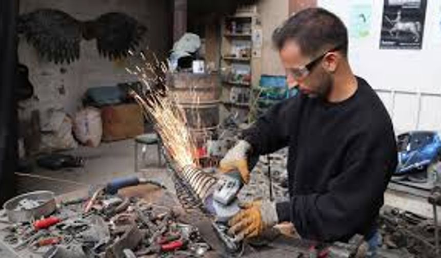 Hurdaları aile mesleği olan balıkçılık figürlerine dönüştürüyor