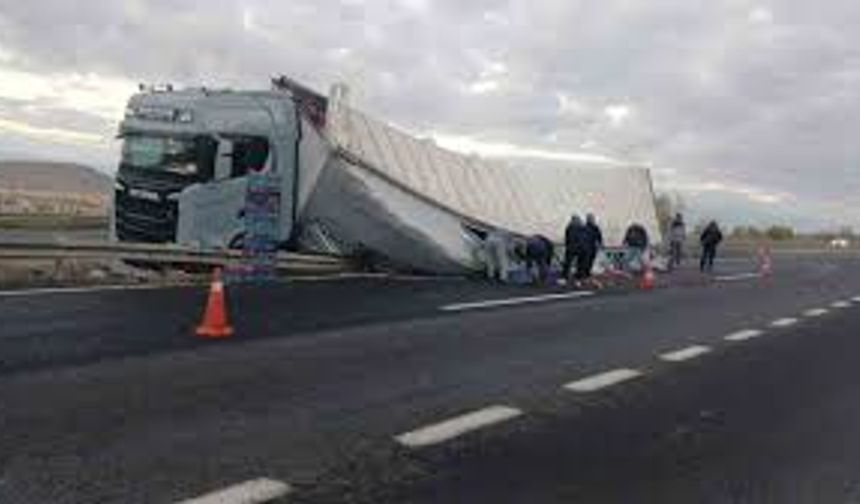 Sivrihisar’da sebze yüklü tır devrildi