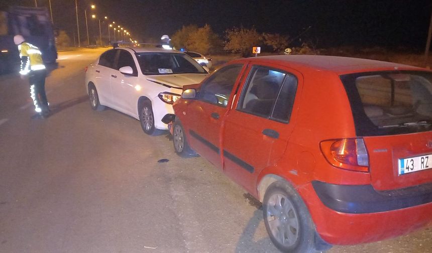 Kotrolden çıkan otomobil radar görevi yapan polis aracına çarptı, 2 kişi yaralandı