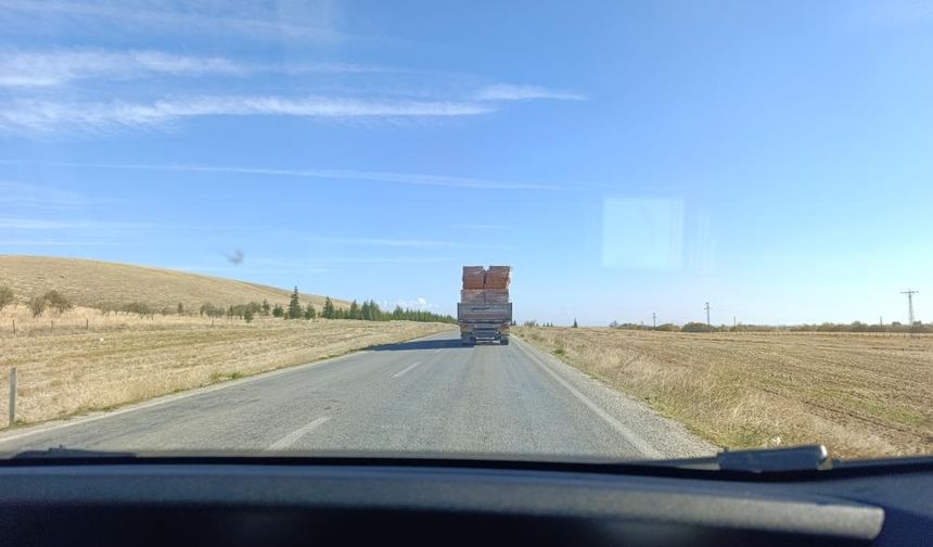 Tırın taşıdığı tuğlalar ile tehlikeli yolculuğu kamerada