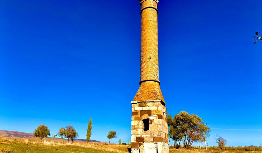 Yanan caminin minaresi 200 yılı aşkın süredir zamana meydan okuyor
