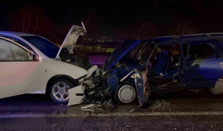 Eskişehir-Afyonkarahisar karayolunda iki araç kafa kafaya çarpışt: 3’ü çocuk 9 yaralı