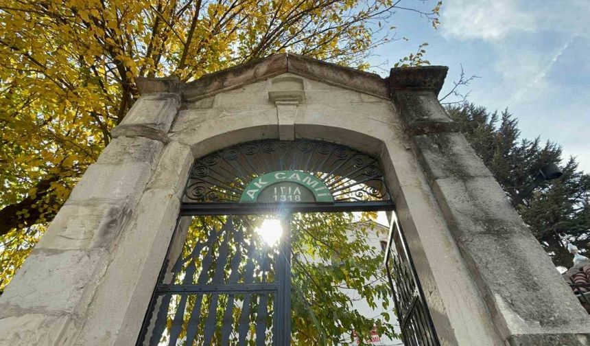 Hamam olarak yapılıp camiye dönüştürülen tarihi yapı 700 yıldır ayakta