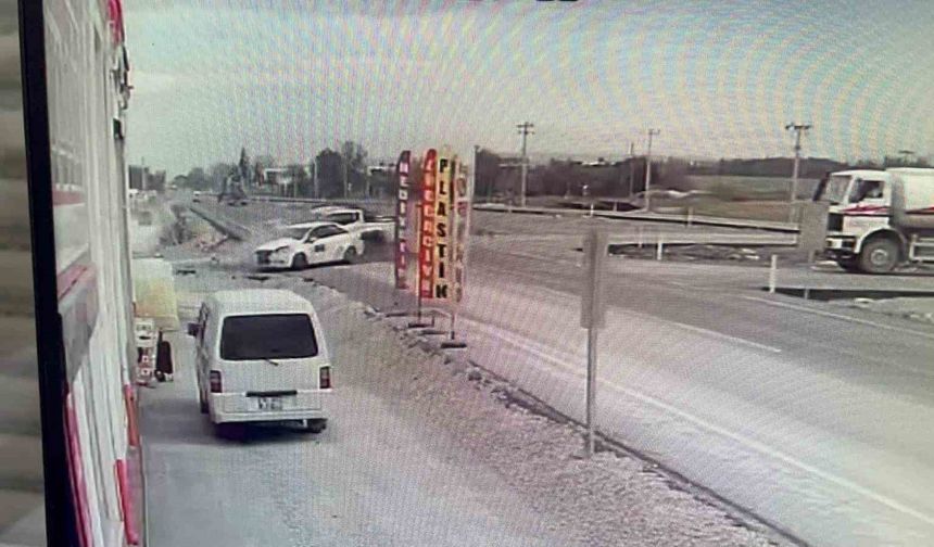 Sokağa dönmek isteyen otomobile arazi aracı çarptı, kaza anı kameraya yansıdı