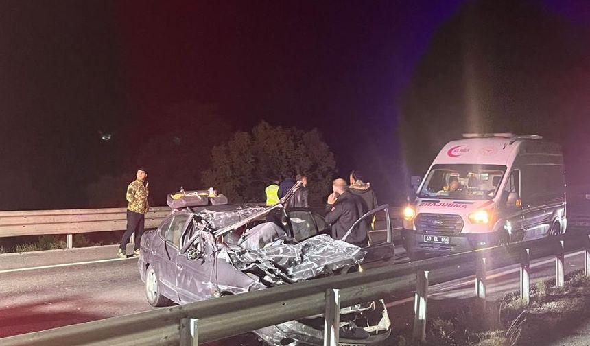 Tıra arkadan çarpan otomobil hurda yığınına döndü: 1 ölü