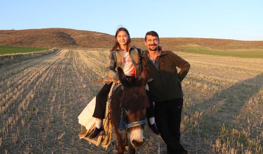 Küçük kız baba mesleği çobanlığı devam ettiriyor