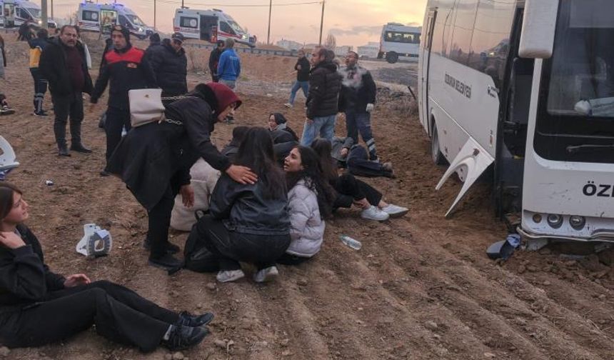 Kamyonet ile midibüs çarpıştı: 17 yaralı