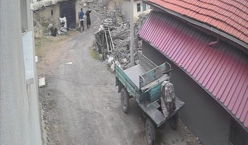 Vicdansız kocanın karısını darp ettiği anlar kamerada