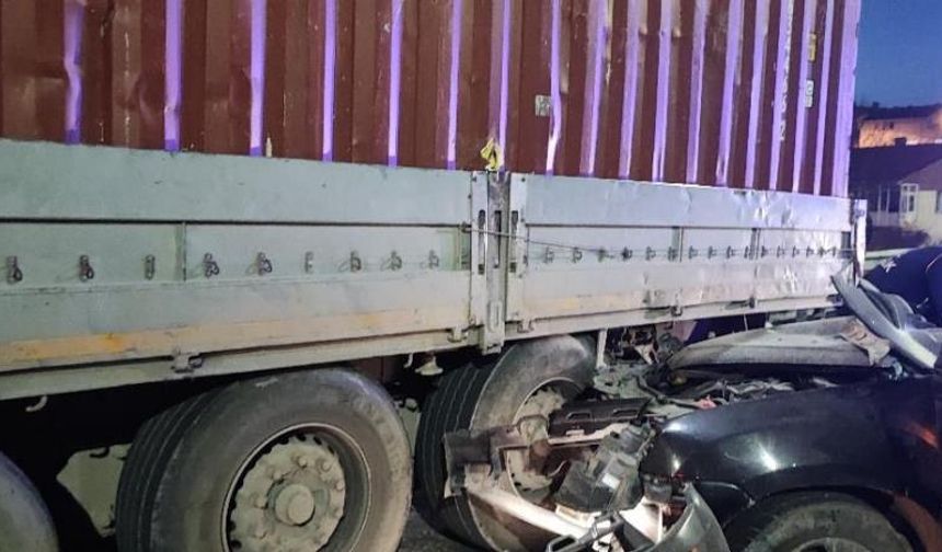 Bozüyük'te otomobil, park halindeki tıra arkadan çarptı: 1 ölü, 1 yaralı