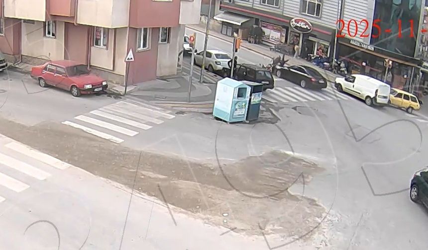 Kuryeye yaya geçidinde otomobil çarptı