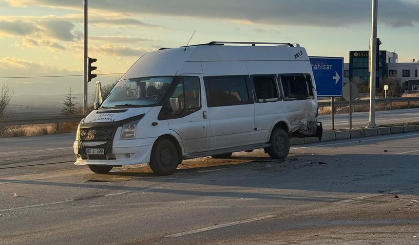 Servis aracıyla otomobil çarpıştı, 18 kişi yaralandı