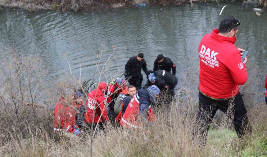 Arandığı yerden 2 kilometre ötede bulunan öğretmenin cenazesi otopsi için morga kaldırıldı