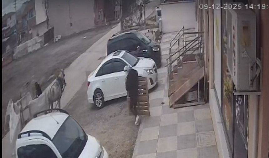 Bina önünden malzemeleri izinsiz alan şahıslar kameraya yakalandı