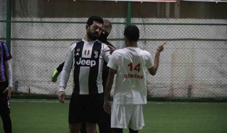 Bu maçta pas işaret dili ile isteniyor, 'gol' sesi çıkmıyor