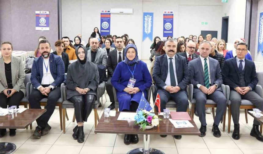 Genç kadınlar dijital dünyada güçleniyor