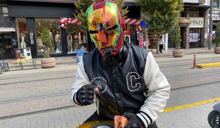 İron-Man kaskı ile dolaşan motosikletli dikkat çekiyor
