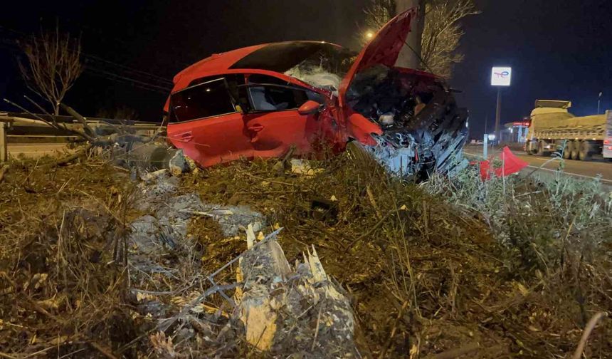 Kontrolden çıkan araç ağacın üzerine çıktı: 1 ağır yaralı