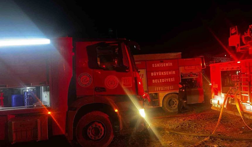 Sabaha kadar süren yangında çiftlik kül oldu