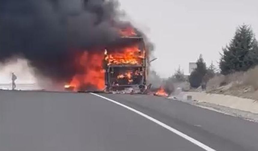 Seyir halindeki yolcu otobüsü alev alev yandı: 25 yolcu son anda kurtuldu