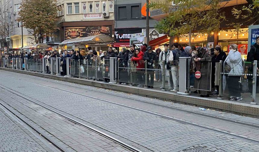 Teknik arıza sebebiyle tramvay seferleri aksadı, duraklarda yoğunluk oluştu