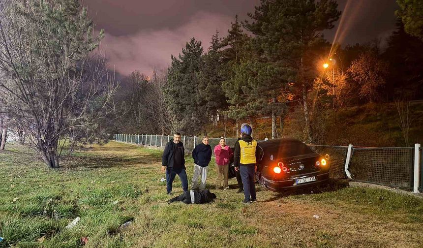 Yoldan çıkan araç su kanalının korkuluklarına çarptı