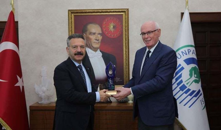 Vali Aksoy, Belediye bütçesiyle Şahsi Reklama karşı sessizliğini koruyor