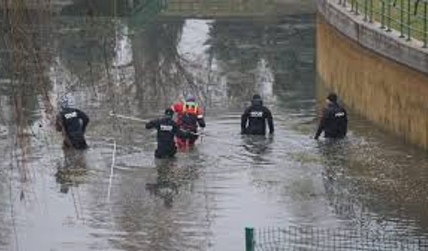 Ankara'dan gelen 'Kurbağa Adamlar' da kayıp öğretmenin arama çalışmasına katıldı